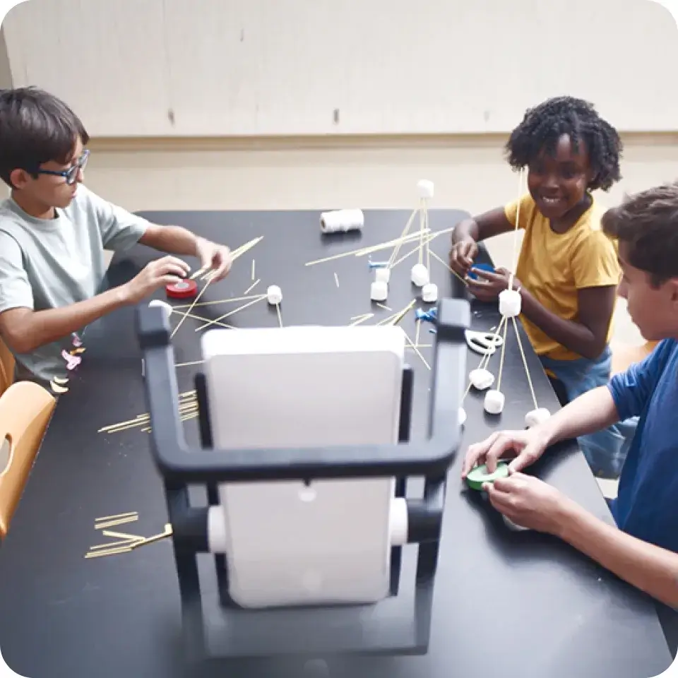 children making spageti tower with M2